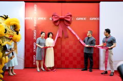 格力电器董事长董明珠联袂新浪财经CEO邓庆旭出